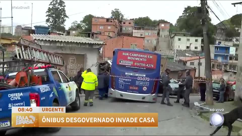 Ônibus desgovernado atinge casa em Itapevi, Grande São Paulo