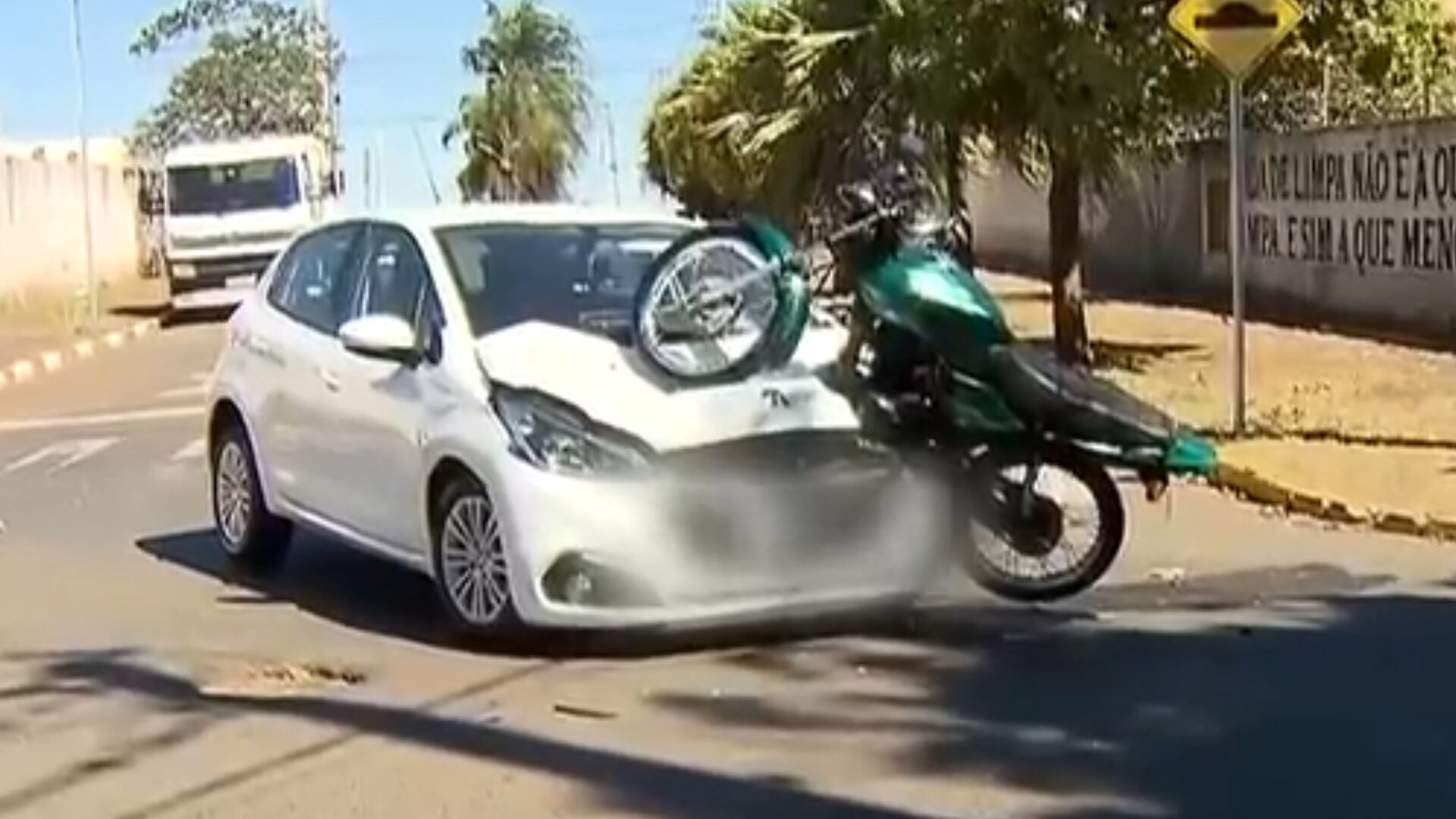Homem empina moto, bate contra carro e acaba preso no interior de SP