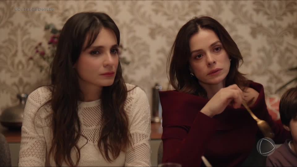 Ayça se incomoda com proximidade entre Karsu e Bora | Coração de Mãe
