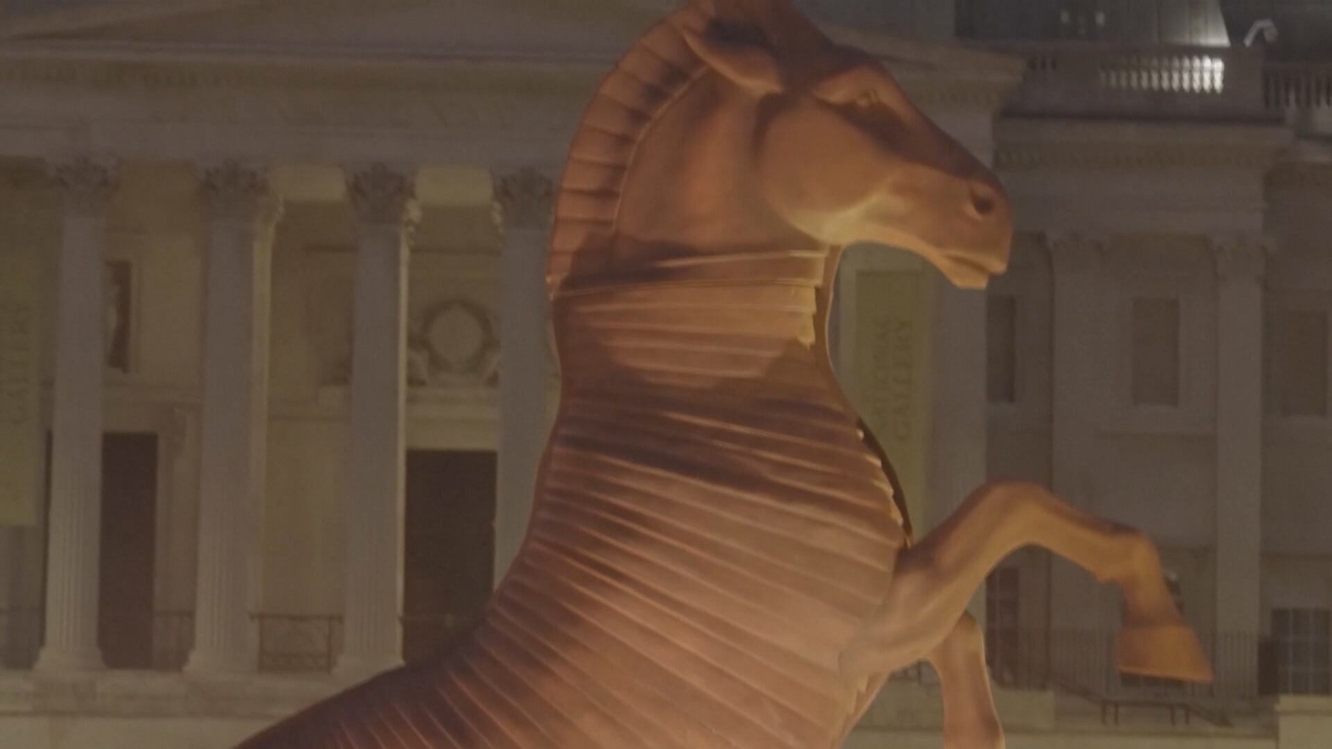 Réplica gigante do Cavalo de Troia é montada em Londres