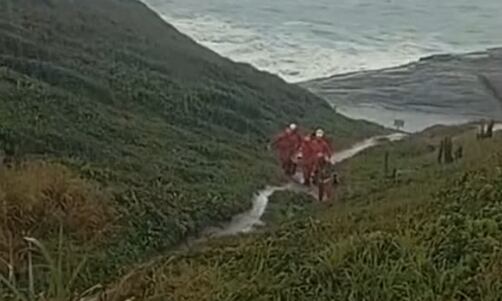 Casal argentino é arrastado por ondas até as pedras na Ponta da Lagoinha, em Búzios (RJ)