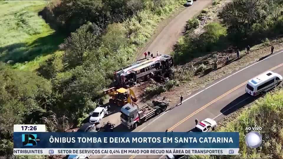 Ônibus tomba e deixa três mortos em Santa Catarina