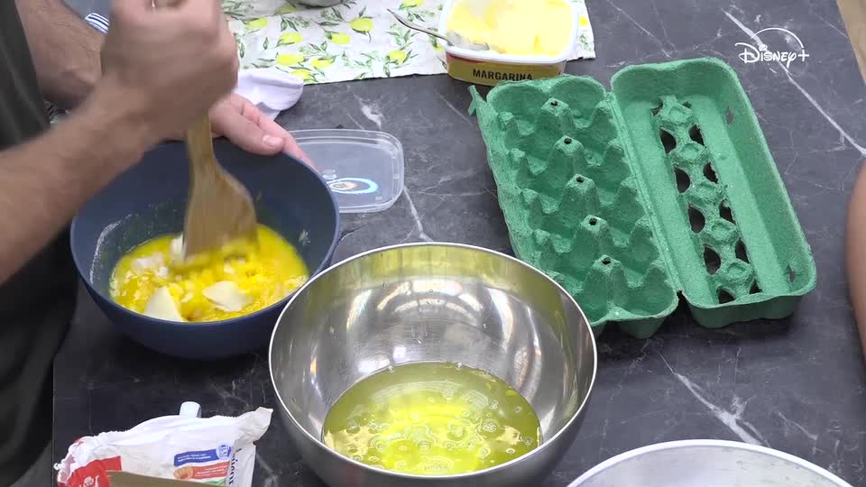 Bianca ensina Matheus a fazer bolo de laranja | Casa do Patrão
