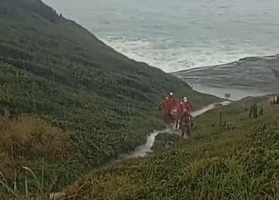 Turistas argentinos são atingidos por fortes ondas quando tiravam fotos em Búzios (RJ)