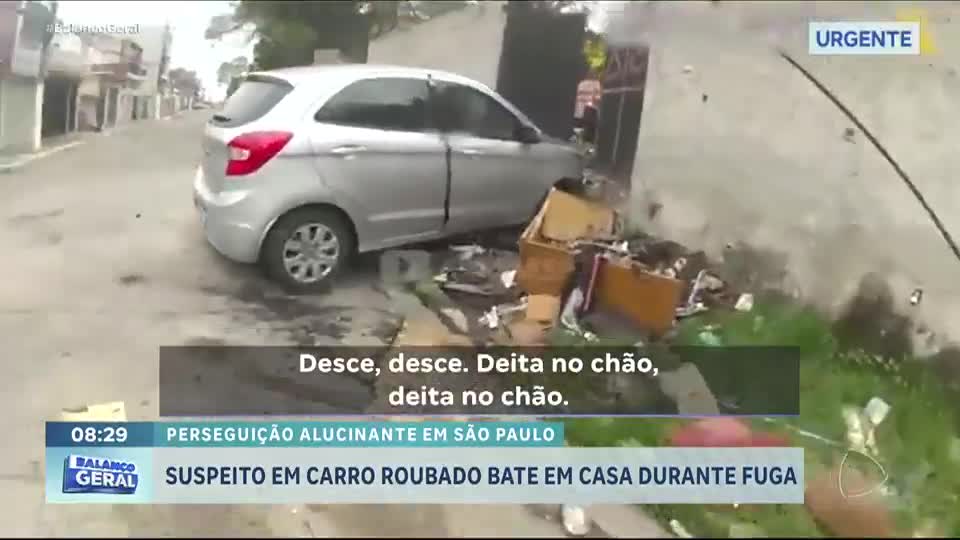Suspeito em carro roubado faz manobras arriscadas e bate em casa ao tentar fugir da polícia em SP