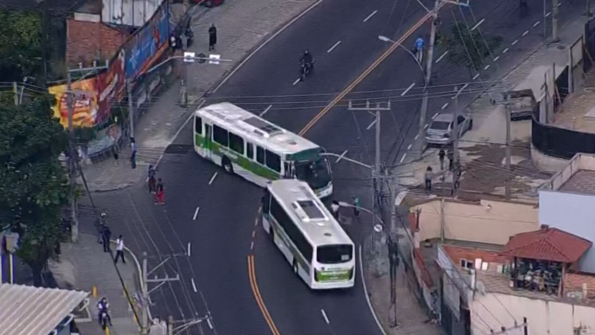Polícia Militar chama reforço para liberar vias de Madureira após sequestro de ônibus e BRT