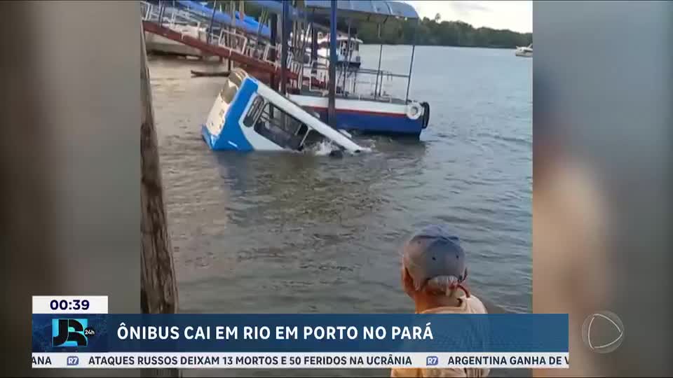 Ônibus com trabalhadores cai dentro de rio em Barcarena (PA)