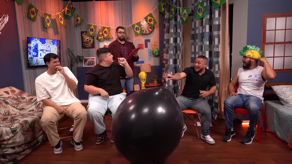 Um pouquinho mais! Turma joga ‘balão macabro’ da Copa com música dedicada a Madson | Quarto do Chico