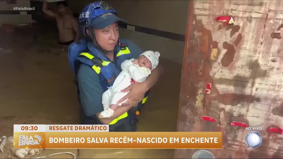 Bombeiros resgatam bebê em meio a inundações na China
