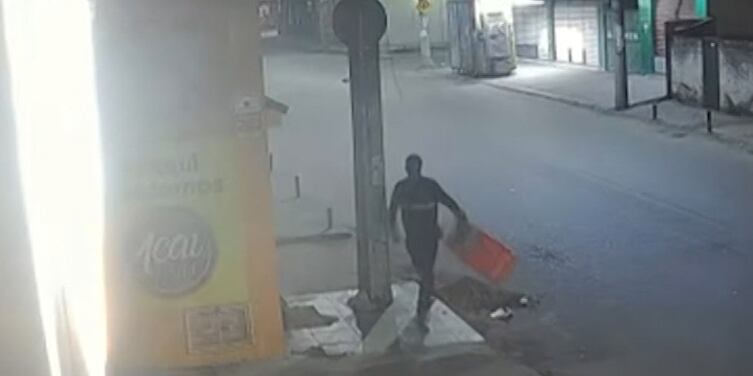 Homem invade prédio, saqueia sete apartamentos e foge com objetos em São Gonçalo (RJ)