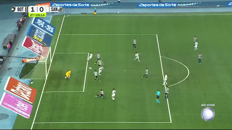 Perdeu sem goleiro! Thaciano chuta por cima do gol no rebote de Léo Linck