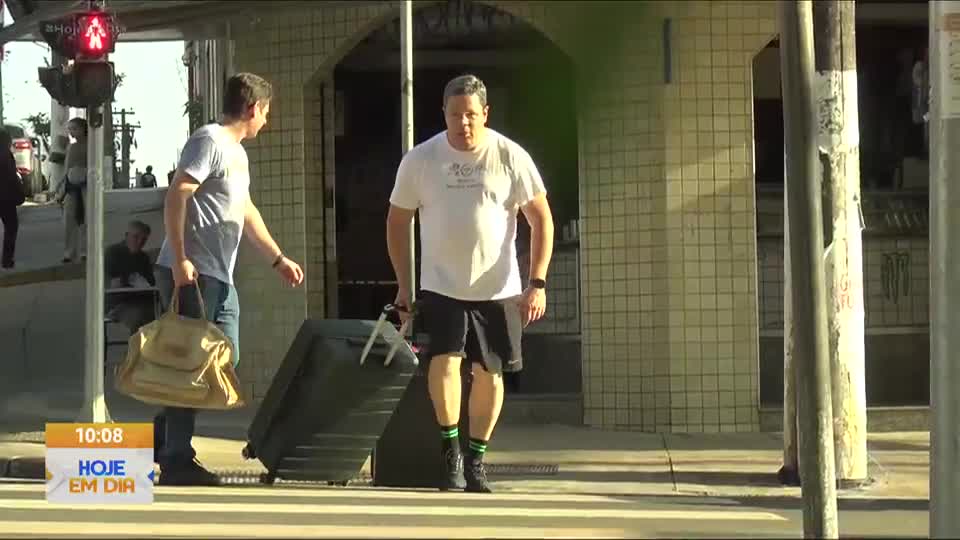E se Fosse Você? Veja se pessoas ajudam desconhecido a carregar uma mala pesada