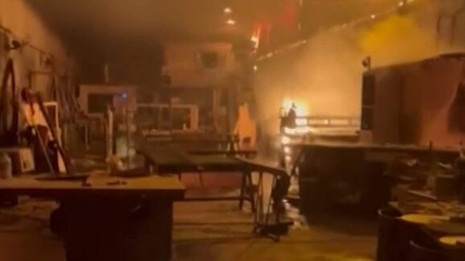 Incêndio atinge madeireira em Realengo, zona oeste do Rio