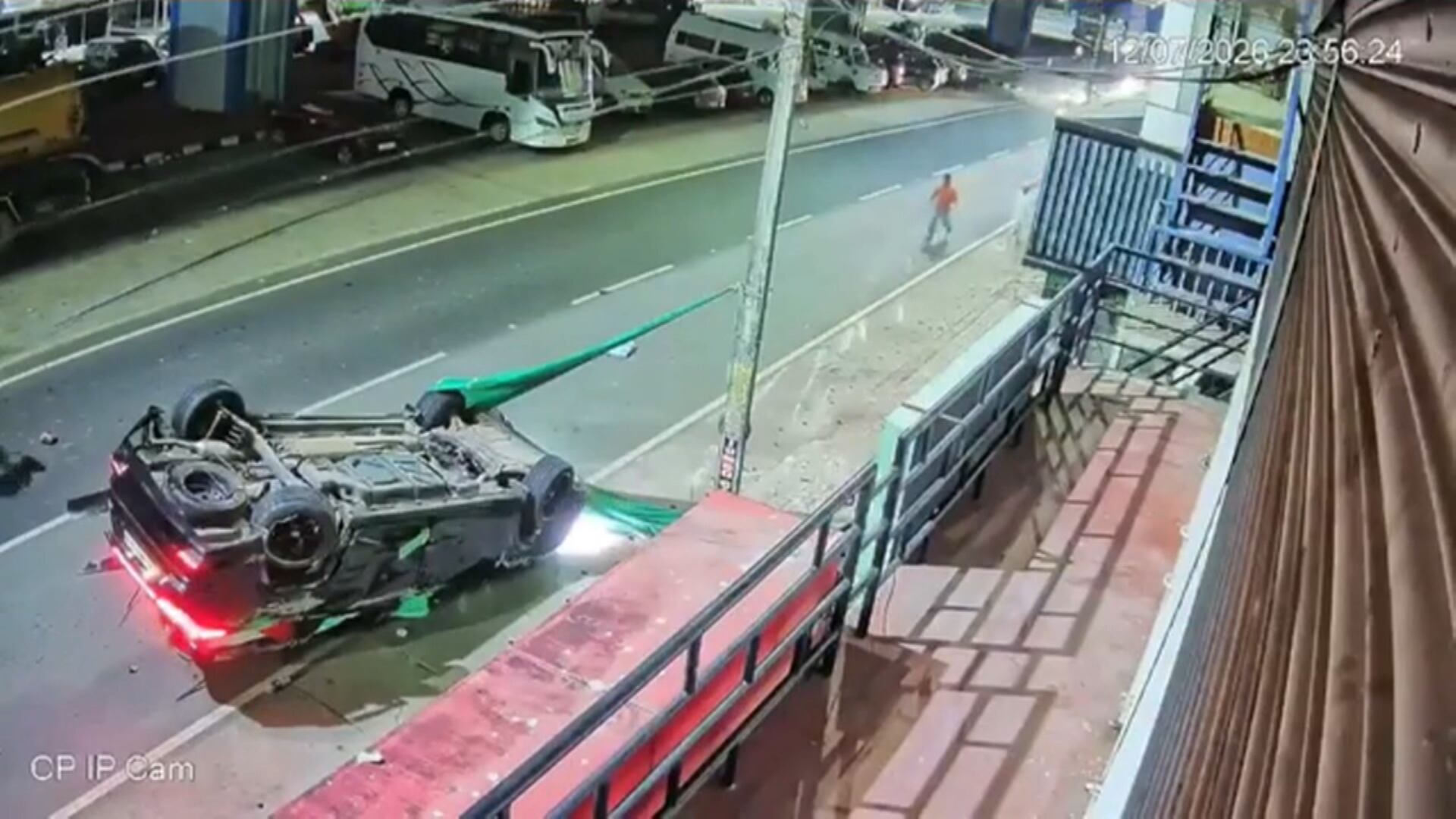 Imagem mostra momento em que carro capota na Índia
