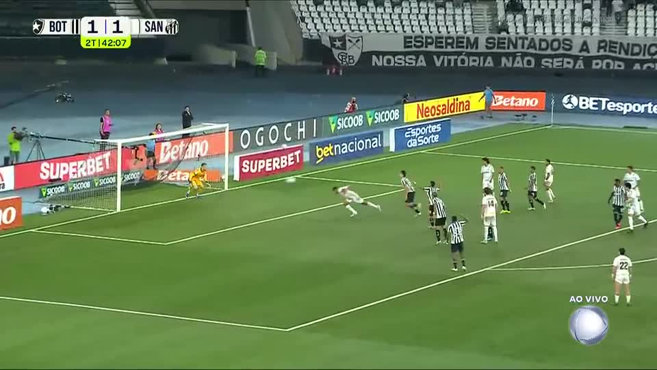 Inacreditável! Peixinho de Lucas Veríssimo na pequena área para nas mãos de Léo Linck