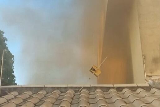 Casa pega fogo e mulher é resgatada pelos bombeiros após inalar fumaça em Campos (RJ)