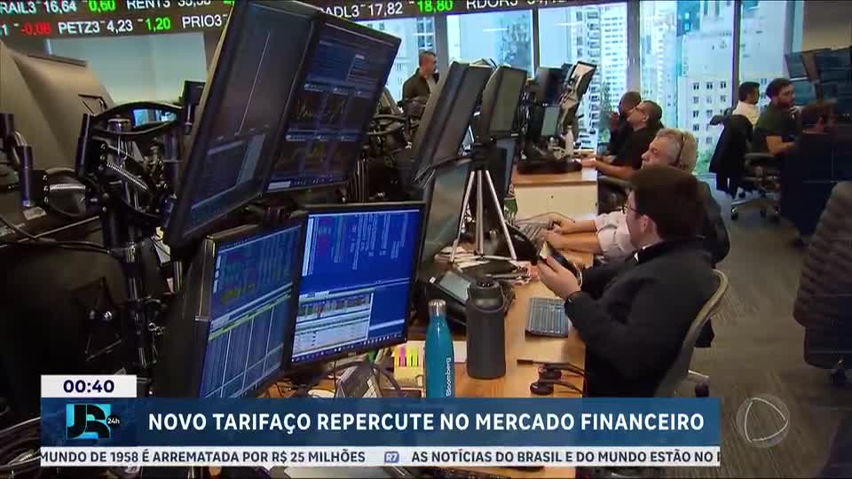 Tarifaço pressiona Bolsa e dólar fecha em alta
