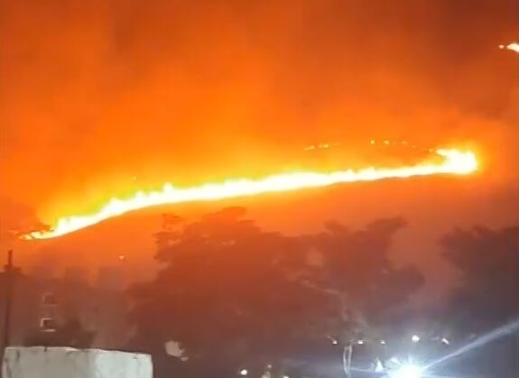 Bombeiros combatem incêndio por mais de 6 horas na Serra do Vulcão, em Nova Iguaçu (RJ)