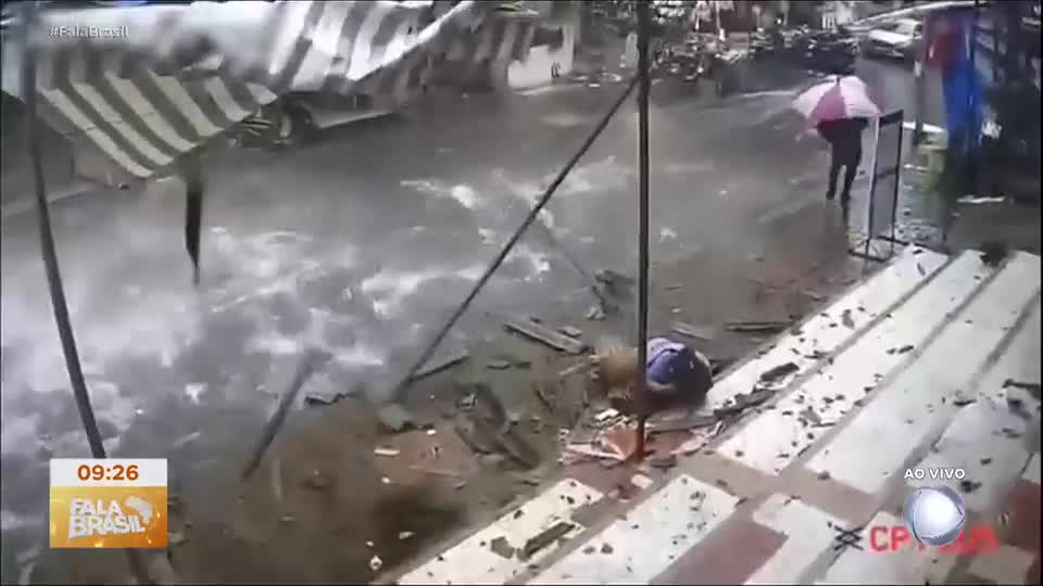 Mulher é atingida por telhado arrancado pelo vento na Índia