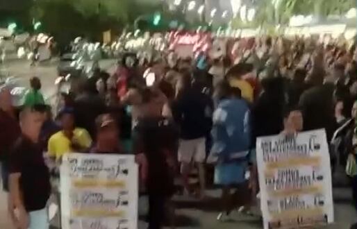 Ambulantes protestam contra ação da prefeitura que endurece fiscalização no Rio
