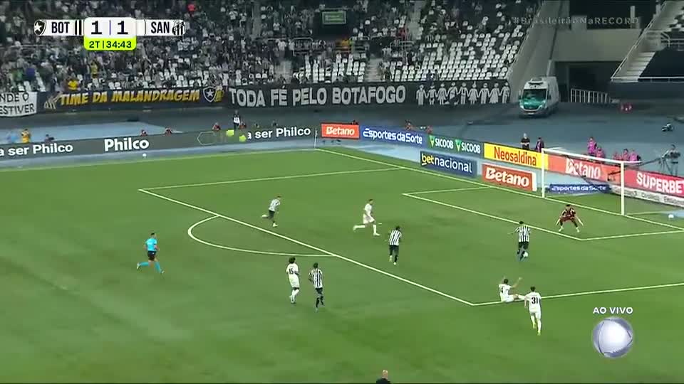 Quase gol do Fogão! Brazão defende chute de Kadir com o pé