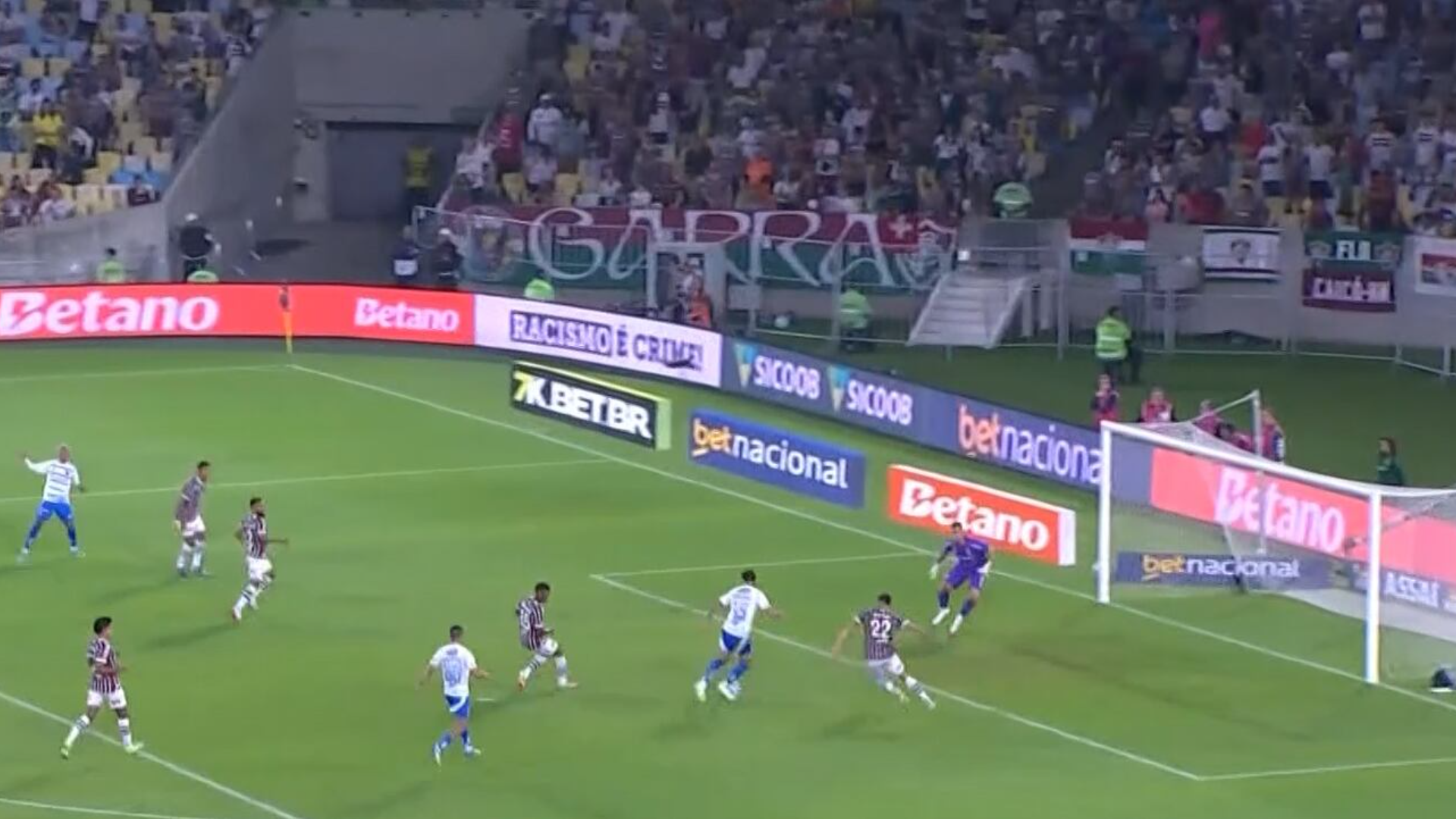 Cruzeiro derrota Fluminense no Maracanã e assume liderança do Brasileirão