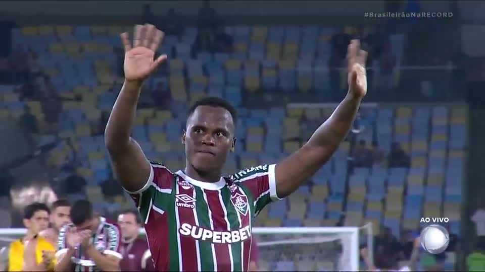 Apesar da derrota, torcida tricolor aplaude Jhon Arias em sua última partida pelo Fluminense