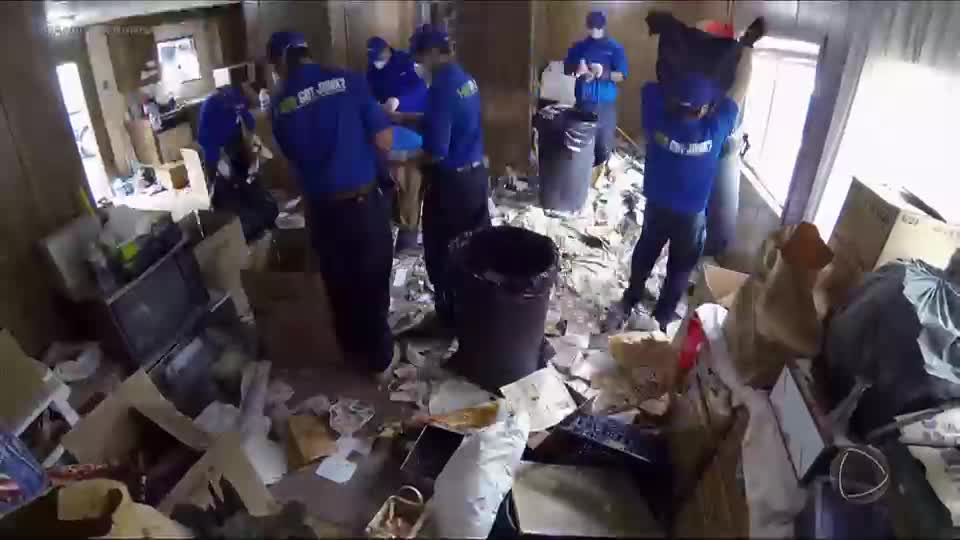 Equipe enfrenta dificuldades em projeto de limpeza na residência de mulher acumuladora
