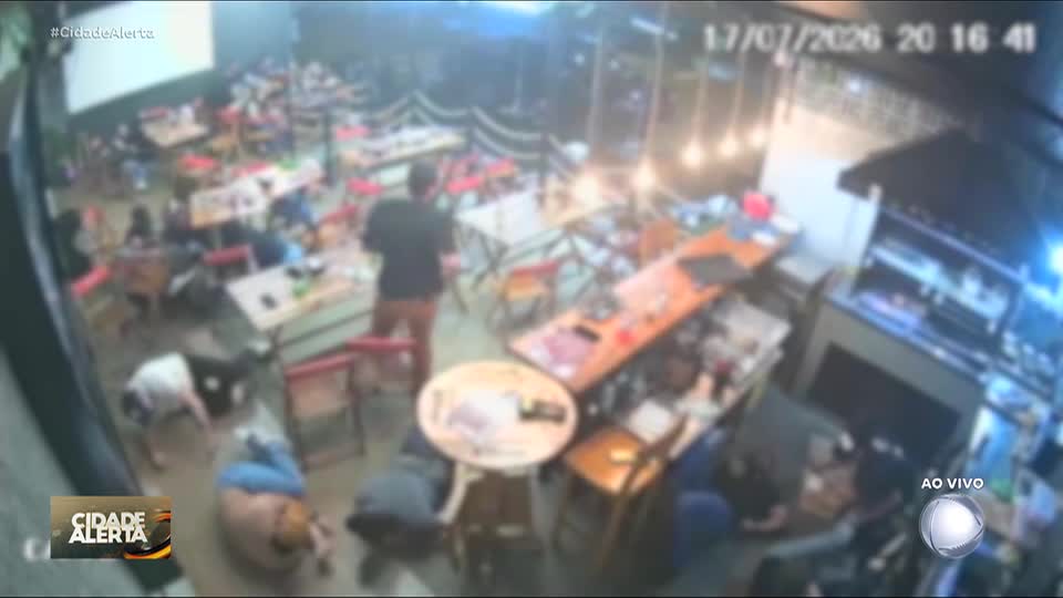 Jovem de 15 anos abre fogo em bar e mata duas pessoas em Campo Mourão (PR)