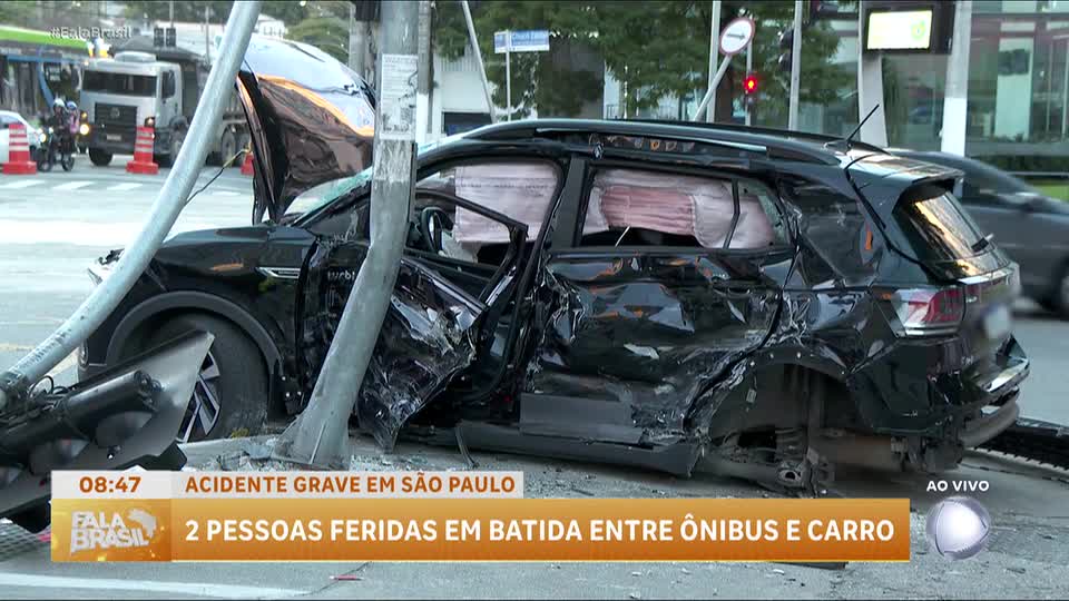Acidente entre ônibus e carro deixa dois feridos em São Paulo