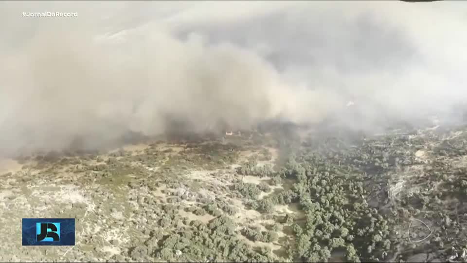 Bombeiros trabalham para conter incêndio florestal na Espanha