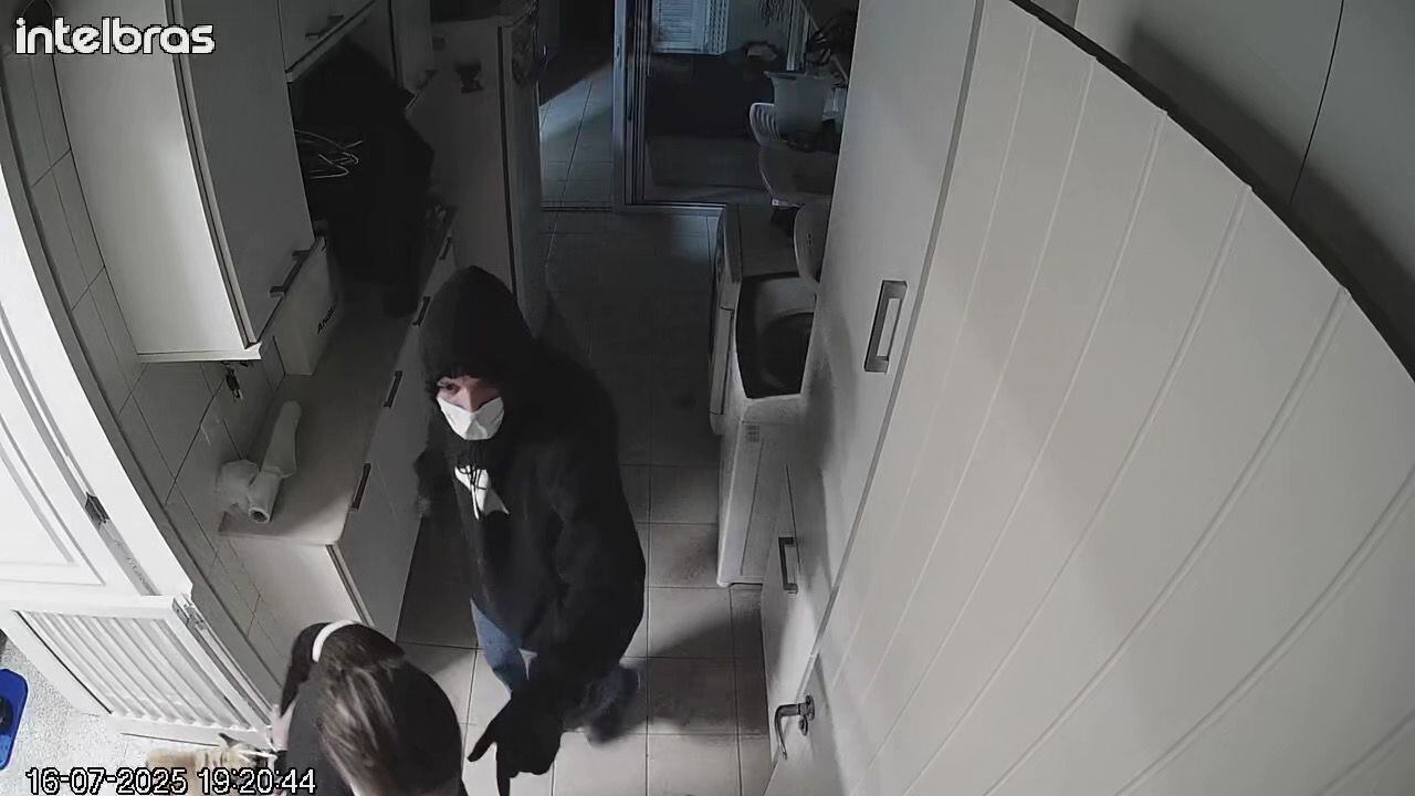 Bandidos invadem casa de luxo em SP, fazem família refém e obrigam pai a transferir R$ 250 mil