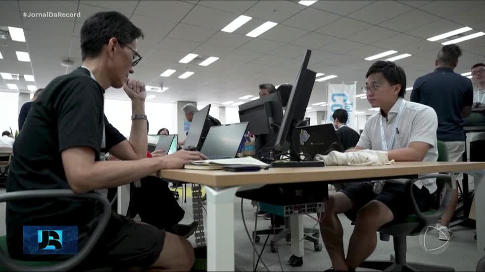 Forte calor faz funcionários públicos do Japão trocarem terno por roupas mais leves