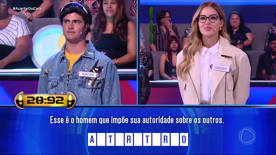 Saory Cardoso derruba Natan Por Aí no primeiro duelo de Acerte ou Caia!