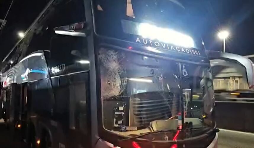 Ônibus interestadual é apedrejado em tentativa de assalto em Ramos, zona norte do Rio