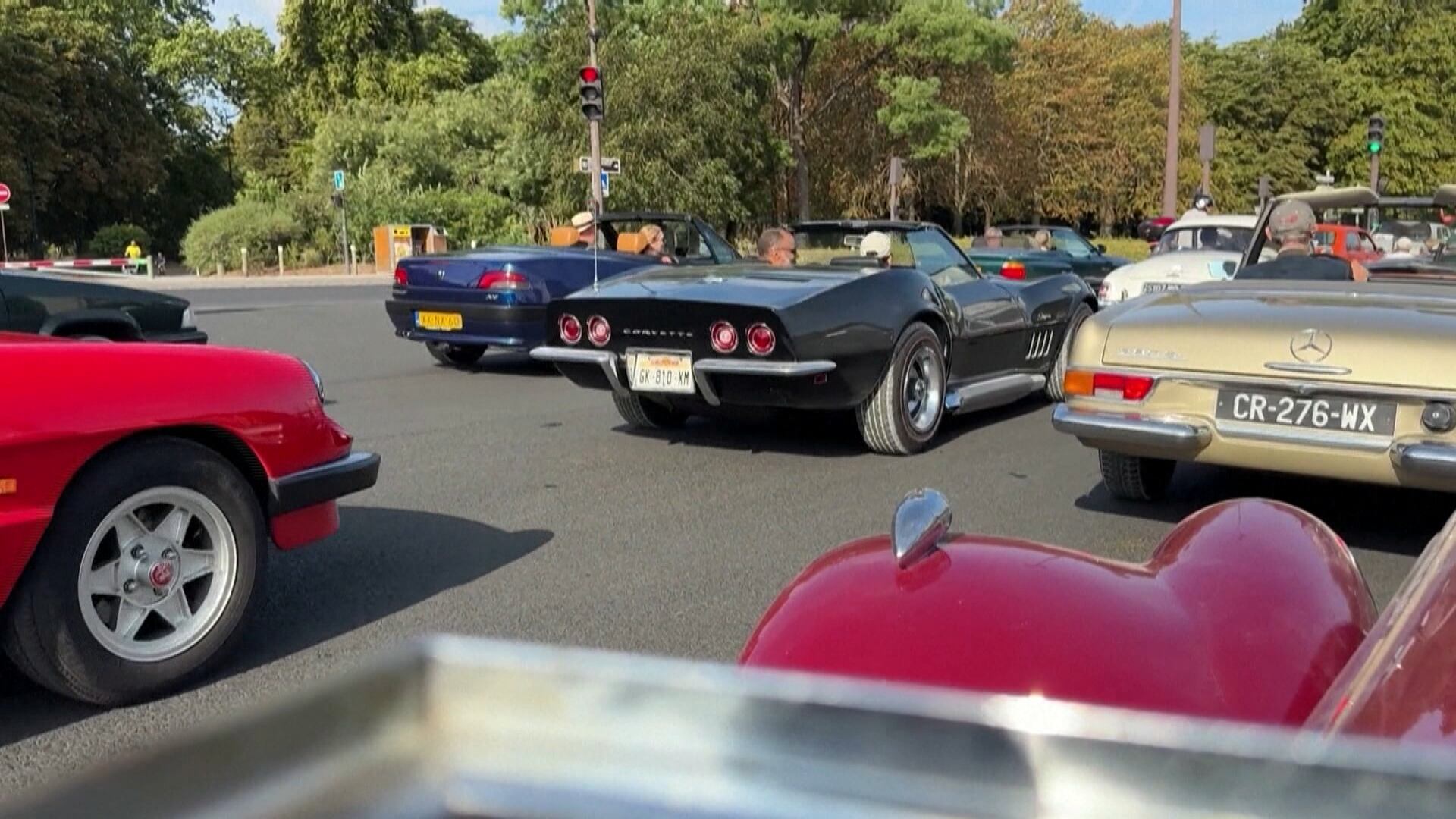 Encontro de carros antigos reúne centenas de veículos