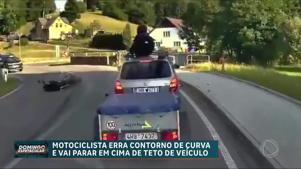 Quase Morri: Motociclista erra ao fazer curva e vai parar no teto de carro