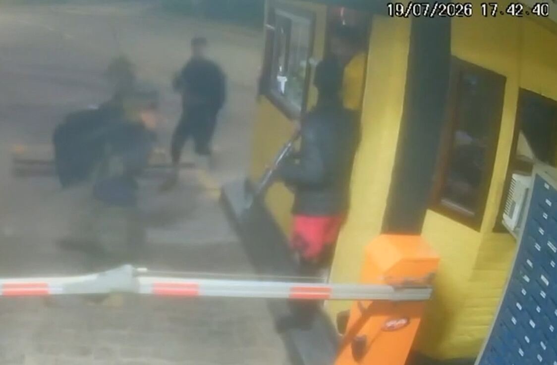 Traficantes fortemente armados invadem condomínio durante guerra com milicianos no Rio