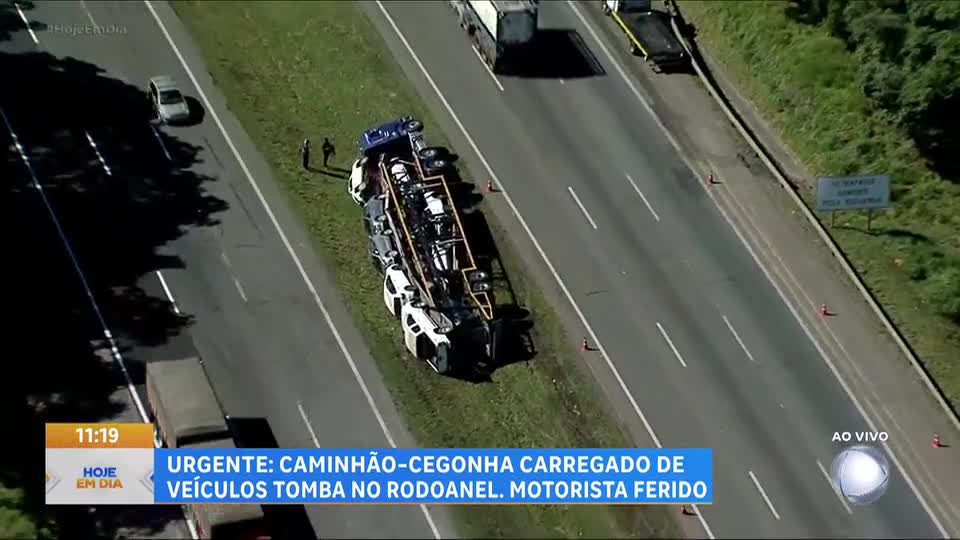 Caminhão-cegonha tomba no canteiro central do Rodoanel Mário Covas, na Grande São Paulo