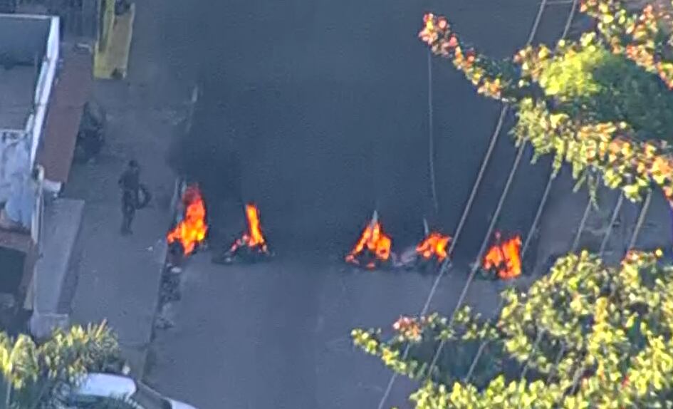 VÍDEO: Bandidos colocam fogo em barricadas no Complexo do Chapadão, no Rio