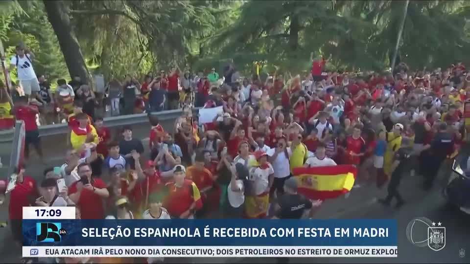 Jogadores campeões mundiais da Espanha são recebidos com festa em Madri