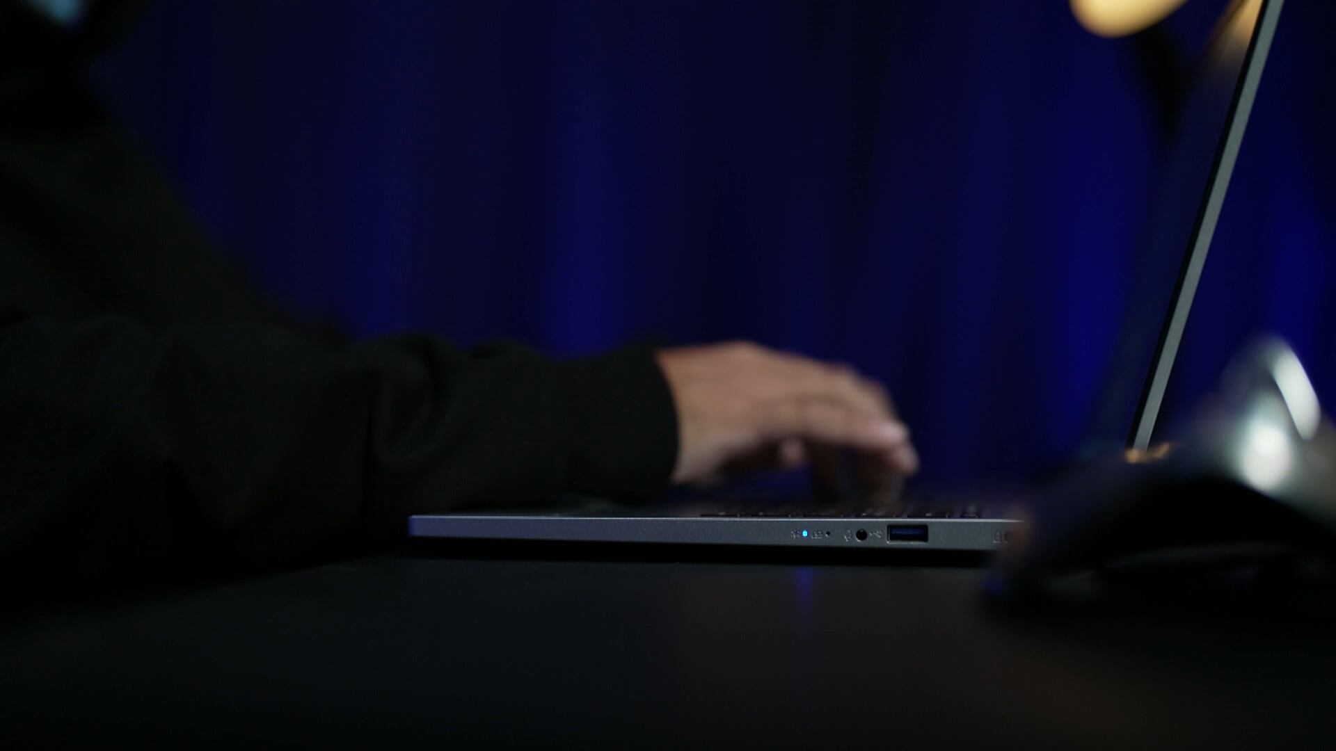 Crimes digitais contra menores mudam de horário nas férias