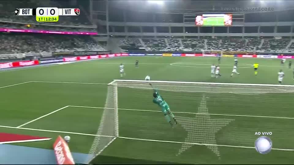 Ia na gaveta! Arthur Cabral quase abre o placar para o Botafogo com um chutaço de longe