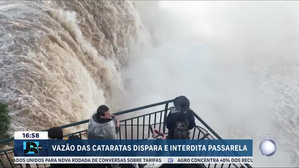 PR: passarela das Cataratas do Iguaçu é temporariamente interditada por quantidade de água