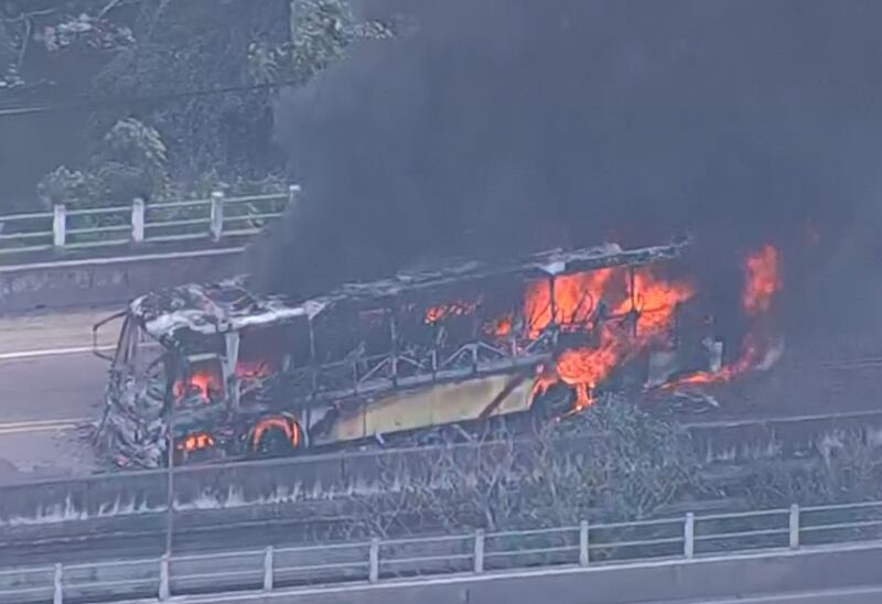 Ônibus são incendiados na rodovia Washington Luís durante protesto no RJ