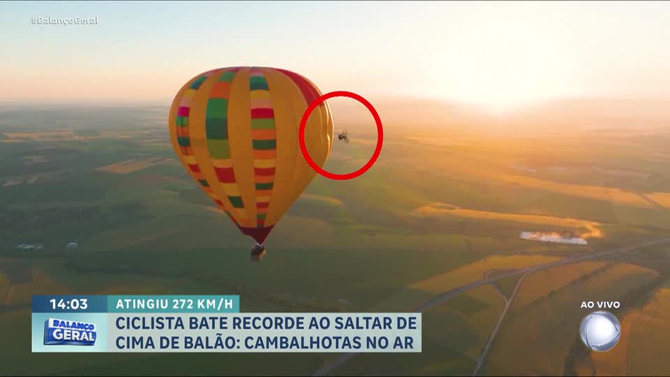 Atleta realiza salto inédito de balão com bicicleta na Bulgária