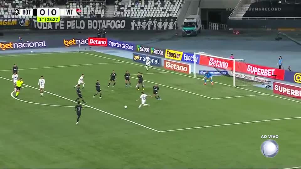 Lá e cá! Vitória perde a chance do gol e sofre contra-ataque perigoso do Botafogo