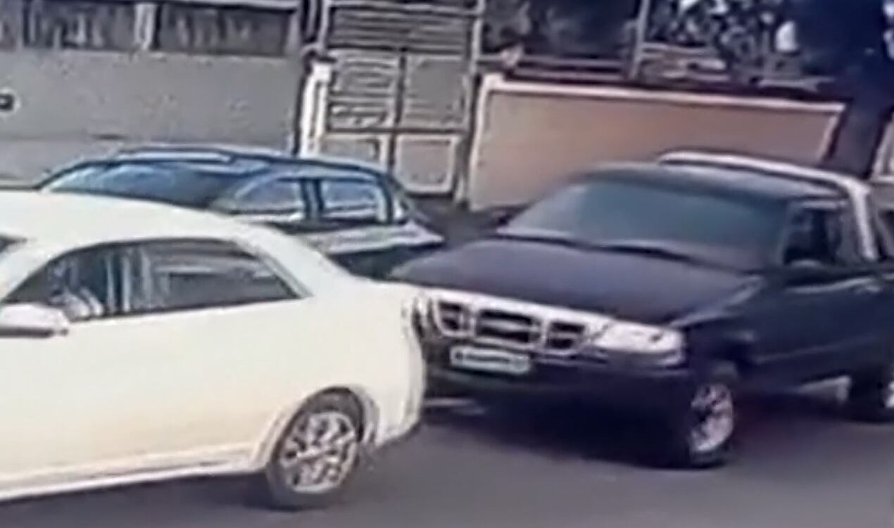 VÍDEO: ladrões utilizam corda para 'rebocar' carro no Pechincha, no Rio