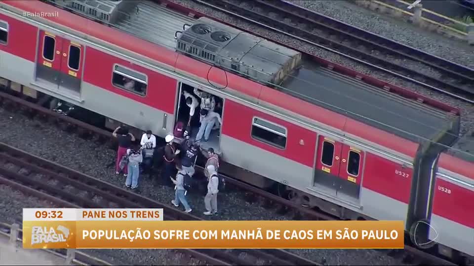 Vídeo mostra passageiros caminhando pelos trilhos após pane no trem interromper circulação