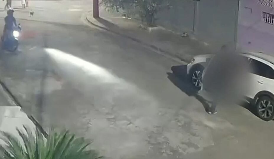 VÍDEO: troca de tiros entre PM e assaltante causa correria em praça de Bento Ribeiro, no Rio